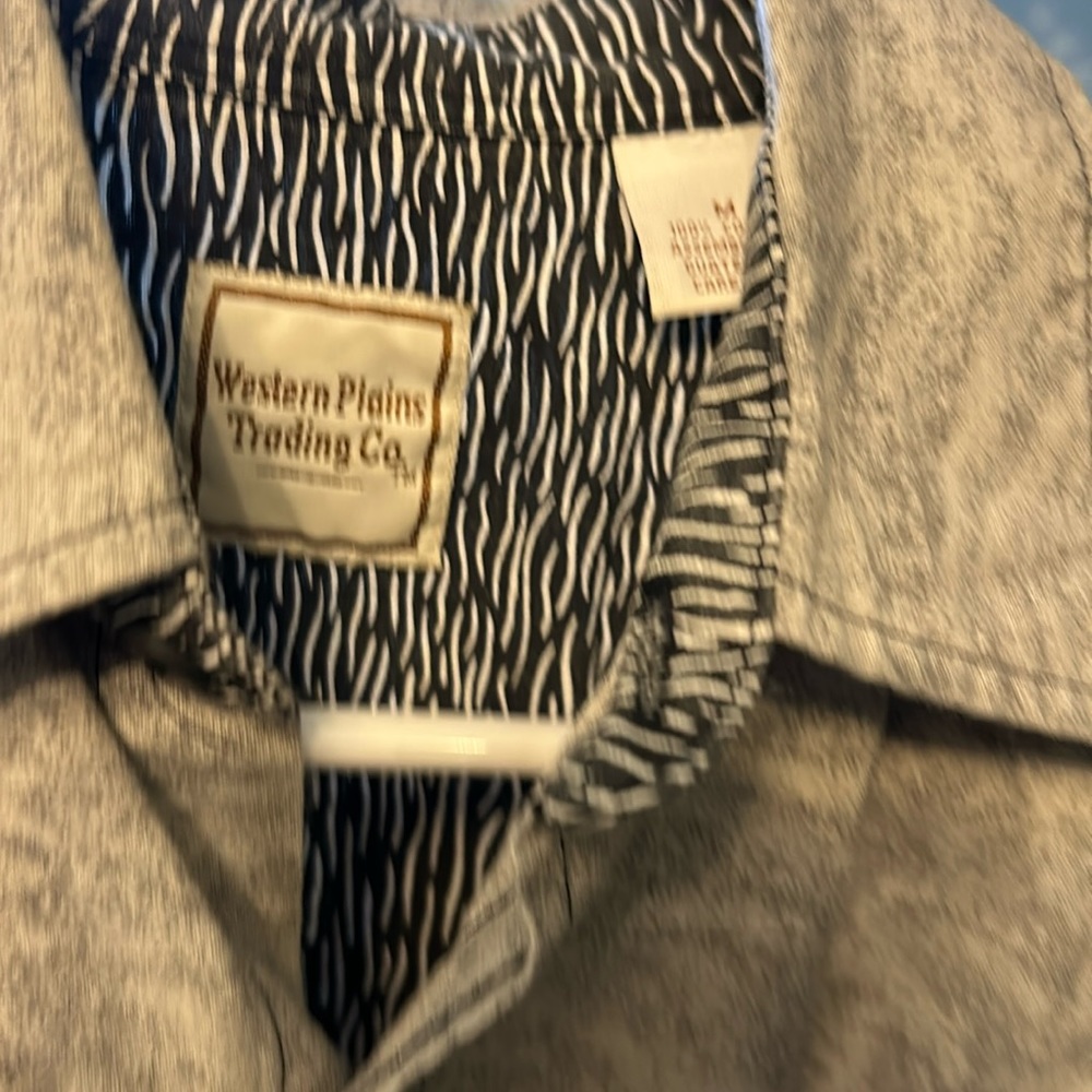 Vintage wolf print shirt. Like new condition